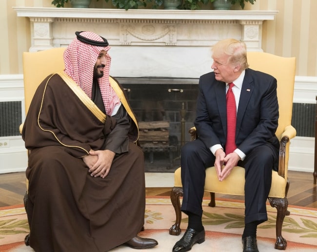 Mohammad bin Salman (Venstre) sett mens han snakket med president Donald Trump under møtet i Det ovale kontoret i Det hvite hus i Washington, DC, USA i mars 2017