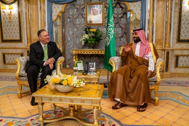 Mohammad bin Salman (Til høyre) på et bilde tatt mens han møtte USAs utenriksminister Michael R. Pompeo i Jeddah, Saudi-Arabia i september 2019