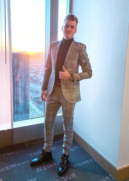 Lachlan Power som sett på et bilde som ble tatt på Staples Center i november 2019