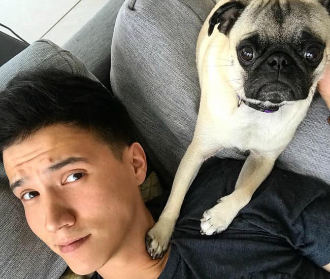 Aaron Burriss i en selfie med sin hund set i maj 2018