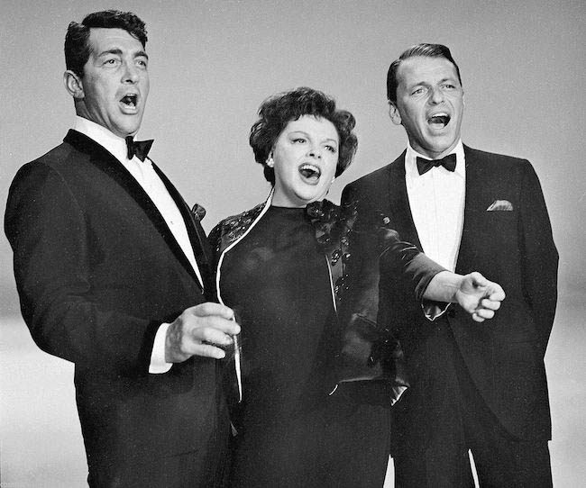 Dean Martin, Judy Garland ja Frank Sinatra [vasemmalta] esiintymässä The Judy Garland Showssa vuonna 1962