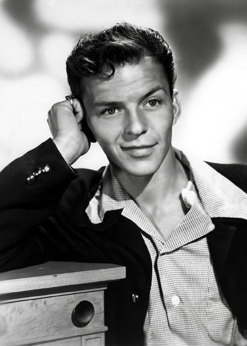 Ο Frank Sinatra κατά τη διάρκεια μιας φωτογράφισης στα παλιά χρόνια