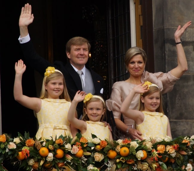 Kuningas Willem-Alexander, kuningatar Maxima ja prinsessat Catharina-Amalia, Alexia ja Ariane kuvattuna parvekekohtauksessa Beatrixin luopumisen jälkeen toukokuussa 2013