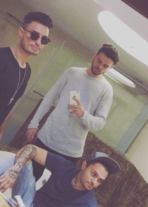 Ο Τζέιμς Γιαμμούνι σε μια selfie καθρέφτη με τους Faydee (αριστερά) και Ronnie (δεξιά) τον Αύγουστο του 2017