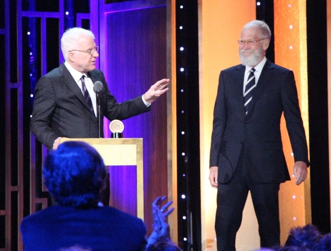 Steve Martin (vasemmalla) toukokuussa 2016 jakaessaan David Lettermanille Individual Peabody -palkinnon