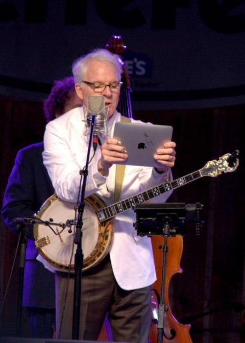 Steve Martin afbildet, mens han læste sin 'setliste over tusinde dollars' på MerleFest i 2010