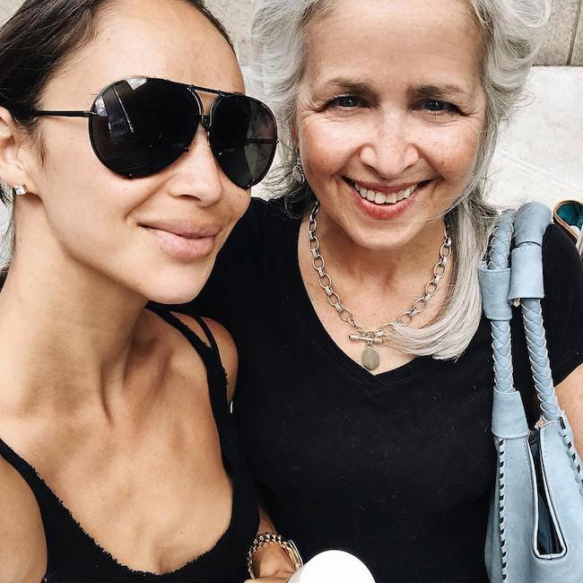 Cara Santana med sin mor (højre) i NYC i juni 2017