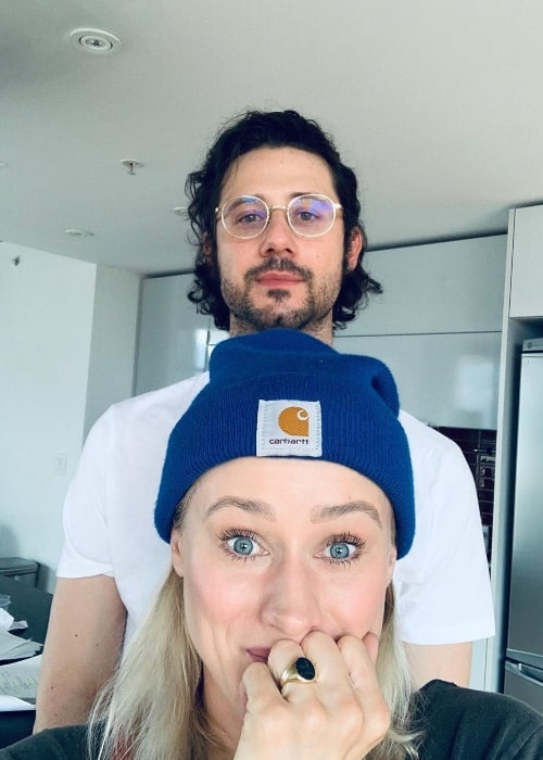 Olivia Taylor Dudley, jak je vidět při pořizování selfie spolu s Hale Appleman v červenci 2019