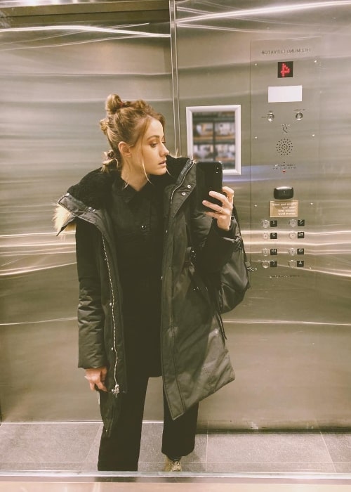 Olivia Taylor Dudley, ako je vidieť pri kliknutí na zrkadlové selfie vo Vancouveri, Britská Kolumbia, Kanada vo februári 2019