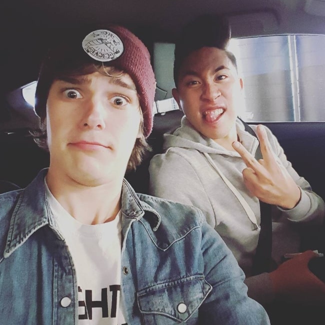 Mitchell Hope tok en bil -selfie sammen med Daniel J C Puckey i august 2015