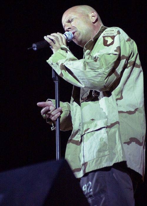 Bruce Willis optrådte sammen med sine bandmedlemmer i Accelerators for 101st Airborne Division -soldater i Irak i september 2003
