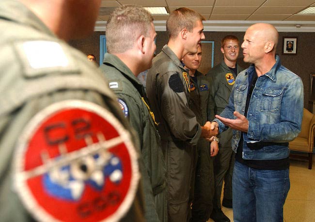Ο Μπρους Γουίλις συναντήθηκε με το πλήρωμα του Πολεμικού Ναυτικού των ΗΠΑ το 2002
