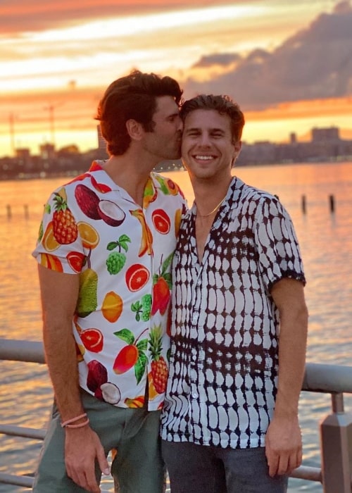 Eric Mondo (højre) smiler efter et billede sammen med Hunter Goga i New York City, New York