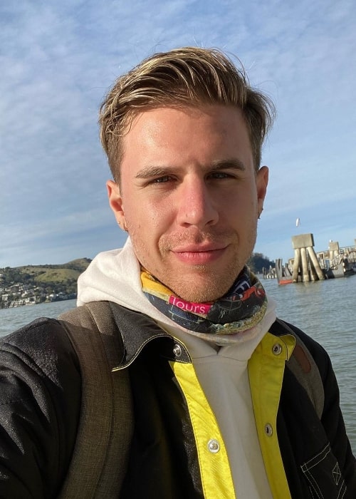 Eric Mondo nähtynä ottaessaan selfietä San Franciscossa, Kaliforniassa tammikuussa 2020