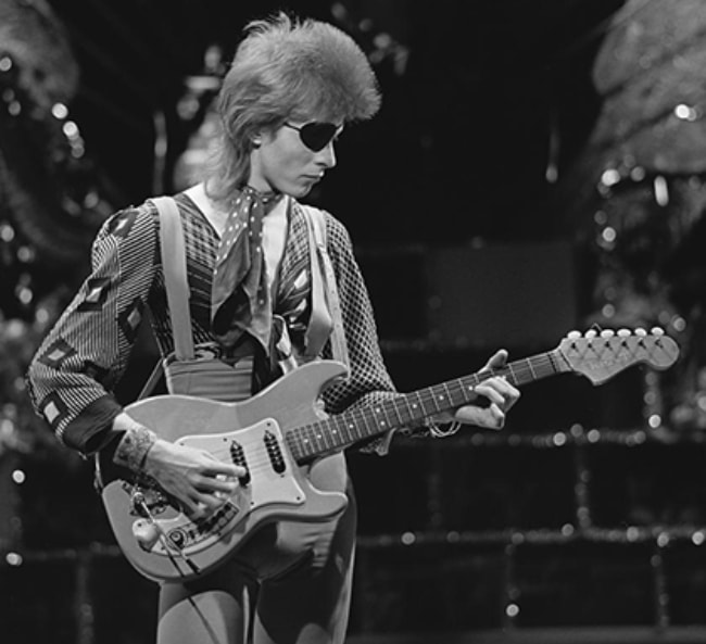 David Bowie na snímke pri nakrúcaní svojho videa k filmu „Rebel Rebel“ vo februári 1974