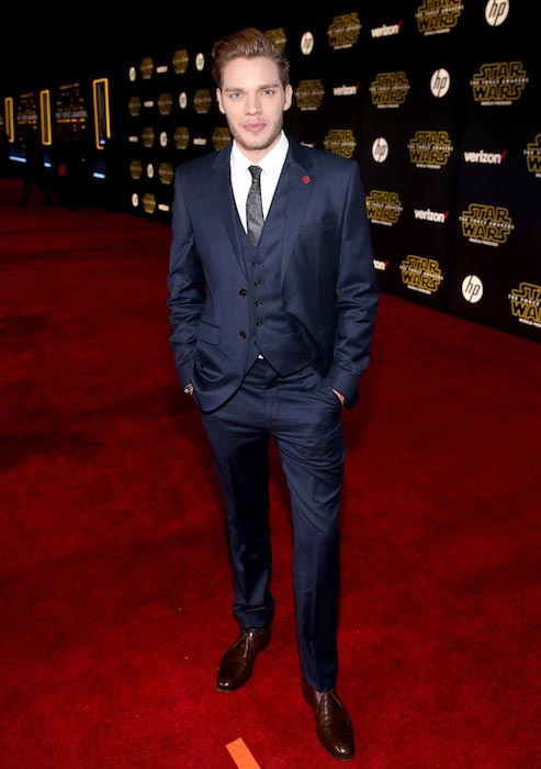 Dominic Sherwood ved premieren på Star Wars: The Force Awakens i december 2015