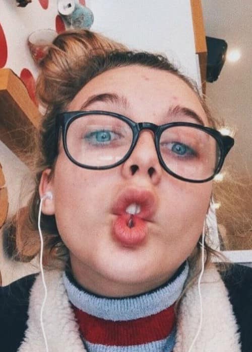 Η Emma Chamberlain σε μια selfie στο Instagram τον Φεβρουάριο του 2018