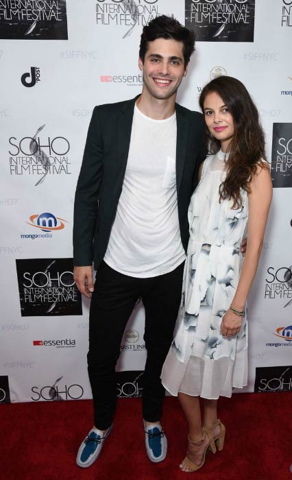 Matthew Daddario og Esther Kim under Teen Choice Awards i juli 2016