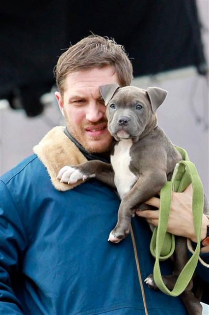 Tom Hardy med hund Max
