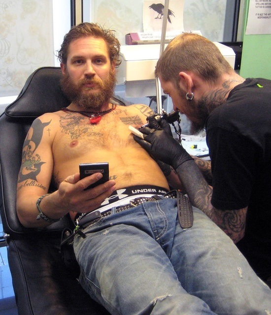 Tom Hardy tatovert kropp
