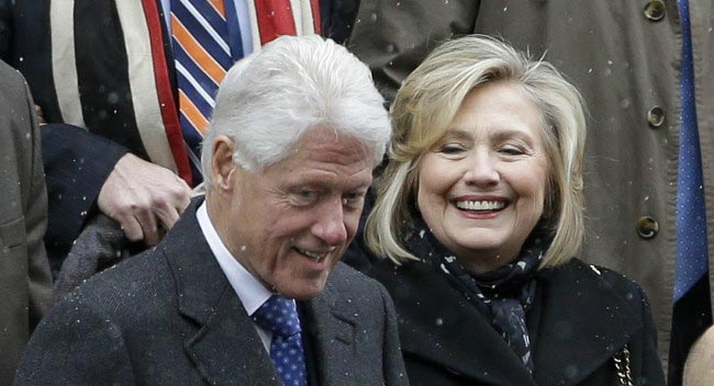 Η Χίλαρι Κλίντον και ο σύζυγός της Μπιλ αστείο αστείο δημόσια εκδήλωση 2013