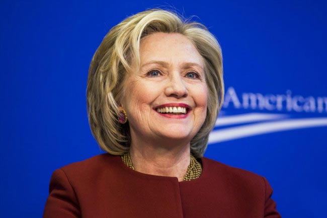 Η Χίλαρι Κλίντον χαμογελά όταν παρευρίσκεται σε δημόσια εκδήλωση 2015