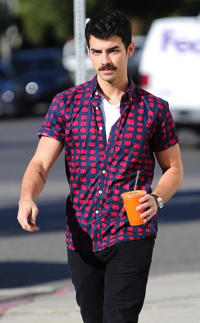 Joe Jonas viikset 2013