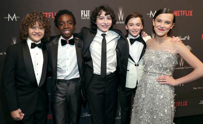 Finn Wolfhard [Center] na The Weinstein Company a Netflix Golden Globes Party v januári 2017