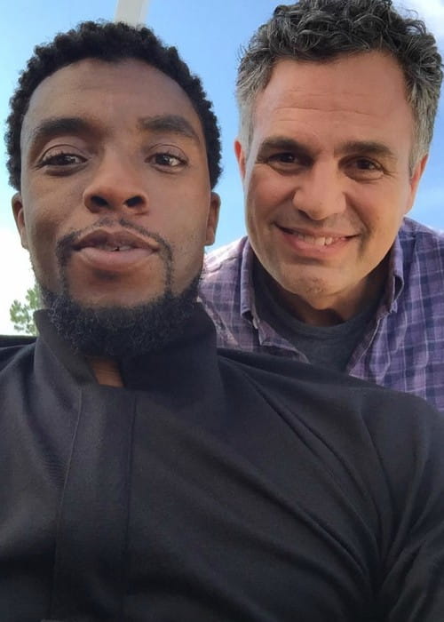 Chadwick Boseman ja Mark Ruffalo selfiessä kesäkuussa 2017
