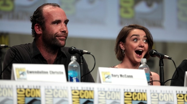 Rory McCann s Maisie Williamsovou na Comic-Con International v San Diegu pro „Game of Thrones“ v červenci 2014