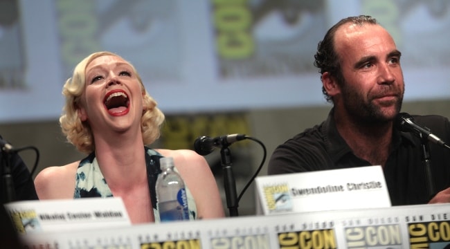 Rory McCann s Gwendoline Christie na San Diego Comic-Con International za „Hru o tróny“ v júli 2014