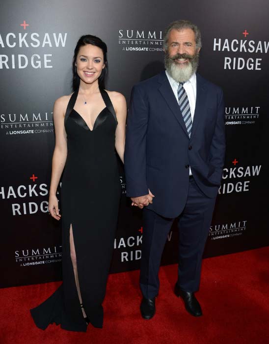 Mel Gibson med Rosalind Ross ved visningen af ​​Hacksaw Ridge i oktober 2016