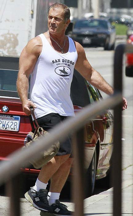Mel Gibson se ob prihodu v telovadnico v Los Angelesu avgusta 2013 razkaže s svojo postavo
