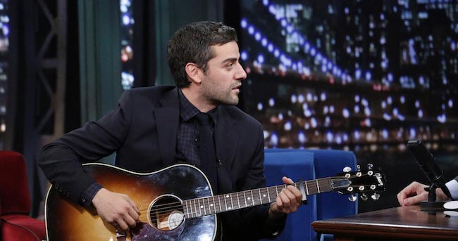 Oscar Isaac na The Late Night Show s Jimmym Fallonem hrajícím na kytaru