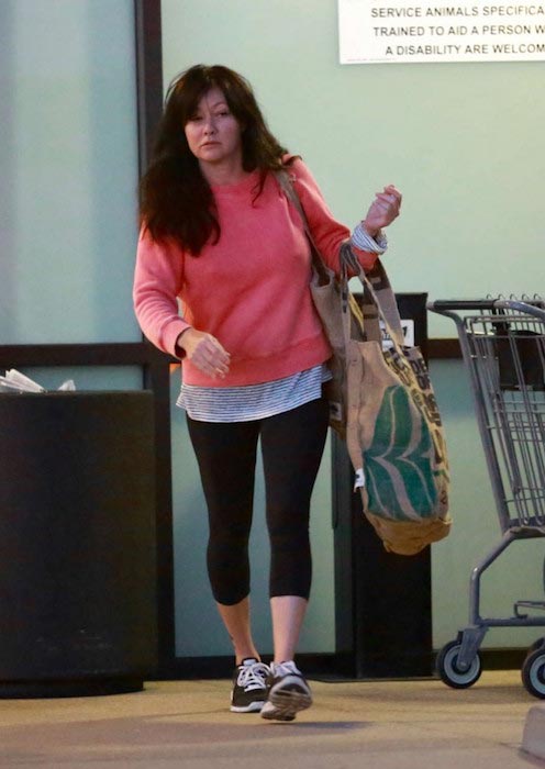 Shannen Doherty iført leggings og handlet i Malibu i mars 2016