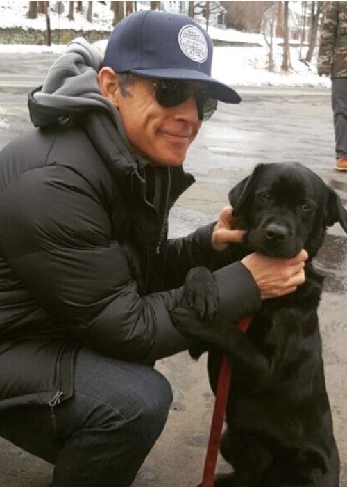 Ο Μπεν Στίλερ με έναν εμπρησμό ανιχνεύει αστυνομικό σκύλο με το όνομα Νταίζη