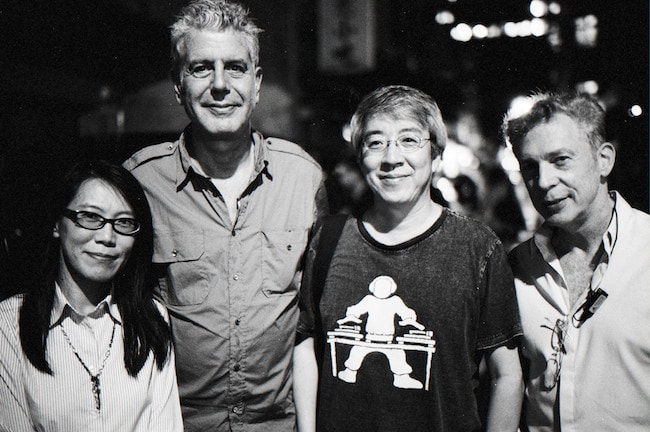 Anthony Bourdain fanien kanssa illallisen jälkeen Taipeissa vuonna 2012
