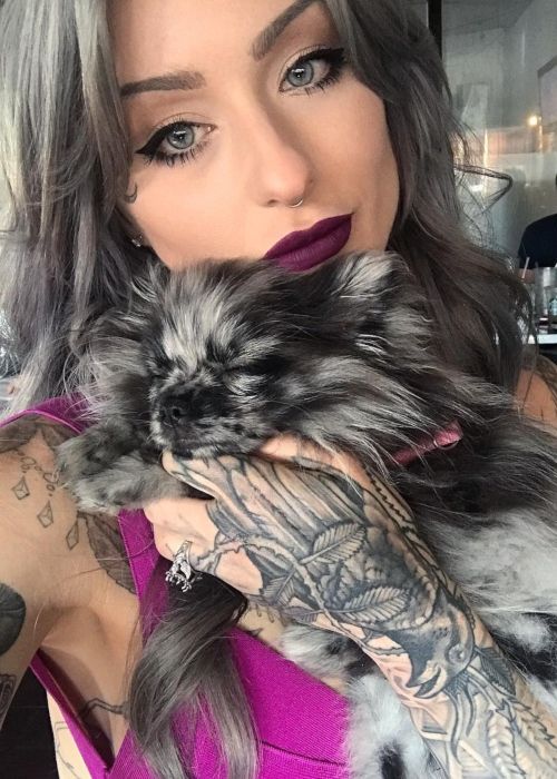 Ryan Ashley Malarkey s svojim hišnim psom Volto v Instagram selfiju leta 2017