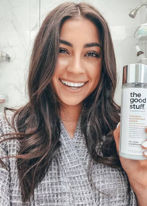 Η Jeanine Amapola προωθεί το The Good Stuff Hair σε μια ανάρτηση στο Instagram τον Απρίλιο του 2019