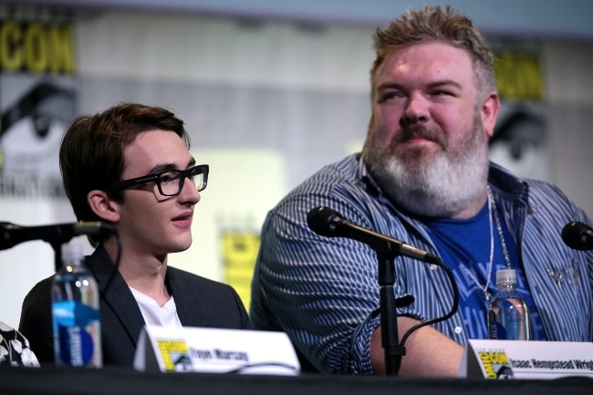 Kristian Nairn (oikealla) Isaac Hempstead Wrightin kanssa San Diegon Comic-Con Internationalissa vuonna 2016 Game of Thrones -elokuvasta