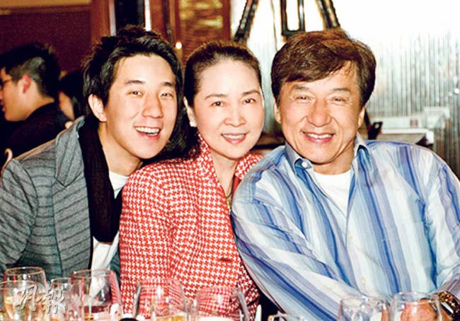 Jackie Chan med sin kone Feng-Jiao og sønnen Jaycee Chan