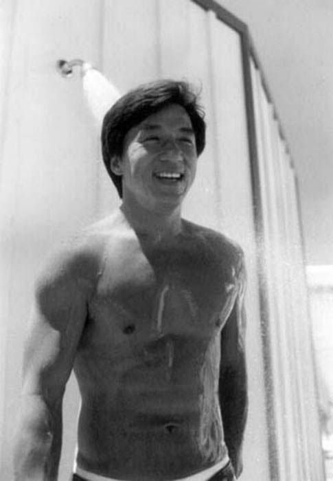 Jackie Chan skjorteløs i en modelleringsfotografering