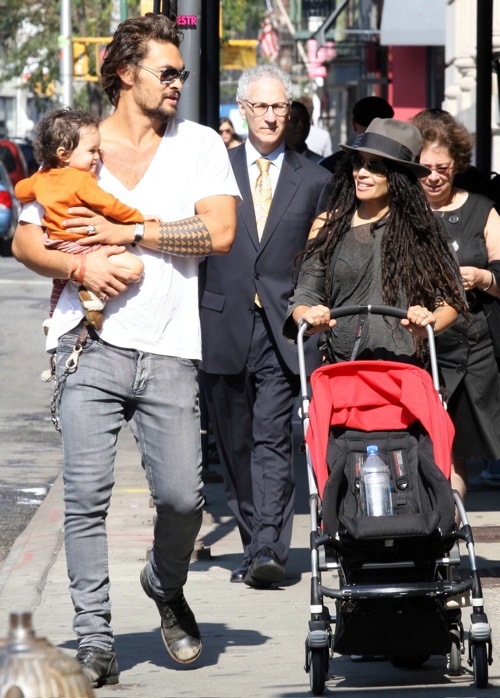 Jason Momoa Lisa Bonetin ja perheen kanssa