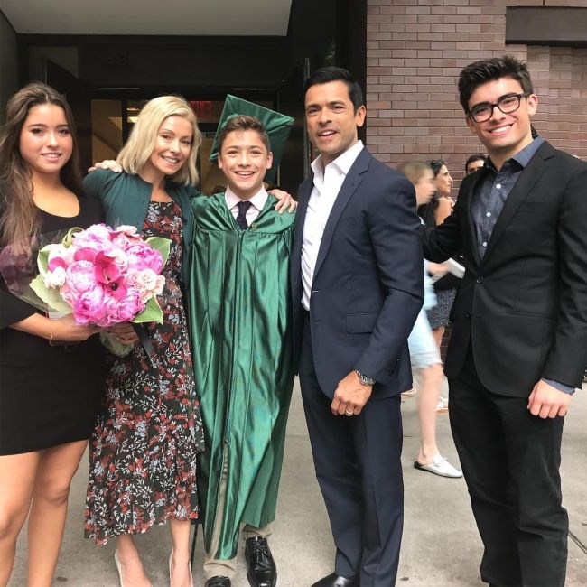 Ο Χοακίν φαίνεται να γιορτάζει την αποφοίτηση του γυμνασίου με την οικογένειά του το 2017