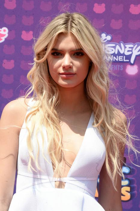 Η Alissa Violet στα Μουσικά Βραβεία Radio Disney τον Απρίλιο του 2016