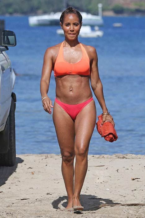 Jada Pinkett Smith ved en strand på Hawaii i 2016