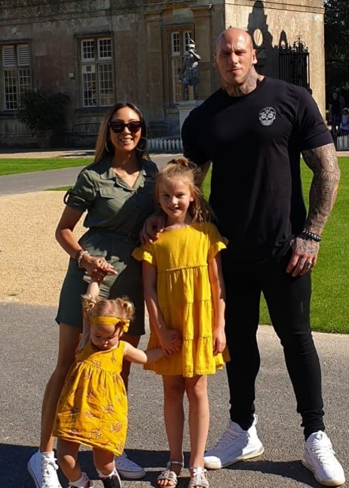 Martyn Ford, jak je vidět na obrázku se svou manželkou Sashou Ford a dcerami Imogen a Wynter v Longleat Safari Parku v srpnu 2019