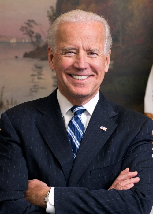 Joe Biden set som smilende på et billede taget i hans West Wing Office i Det Hvide Hus i januar 2013