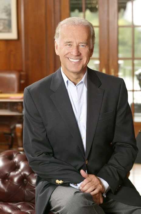 Joe Biden set i et officielt fotoportræt