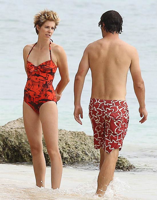 Andrew Lincoln a jeho manželka Gael Anderson na karibské pláži v srpnu 2013